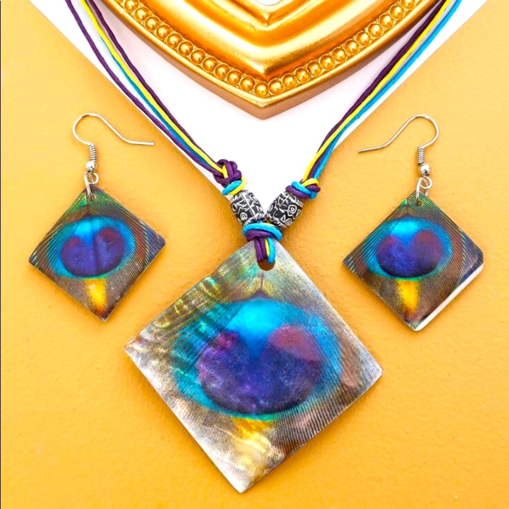 3 piece jewelry set. Geometric style shape.
